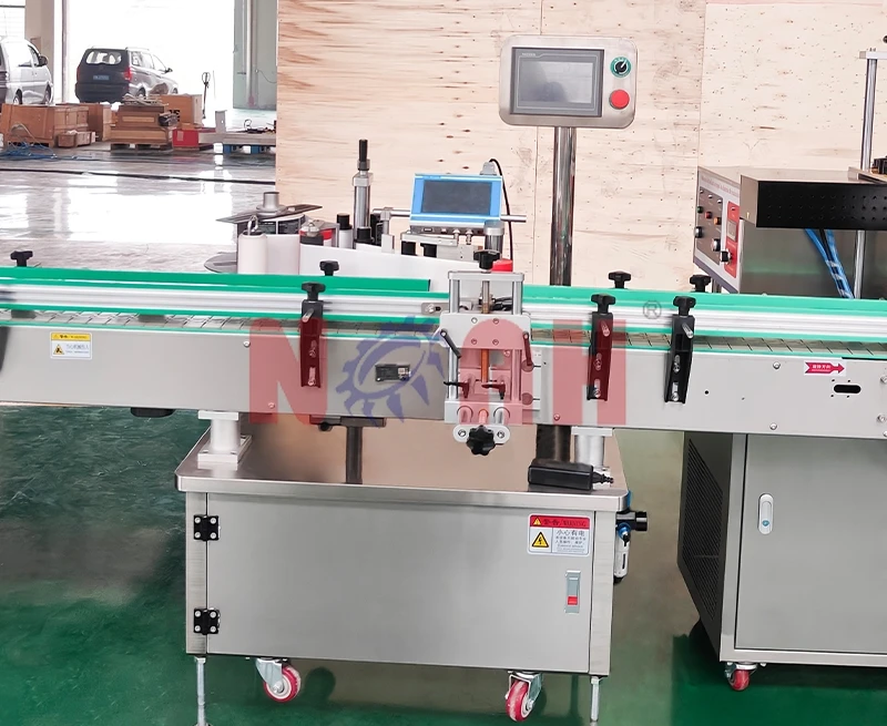 Ligne de machines de remplissage et de bouchage de liquides FCM