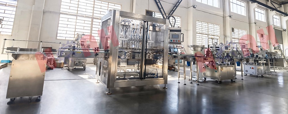 Ligne de machines de remplissage et de bouchage de liquides FCM
